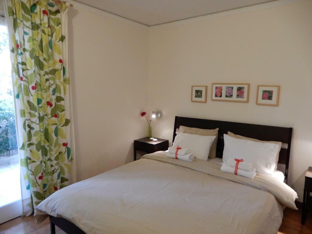 Comfortable garden Apt near Vouliagmeni beach Athen Exterior foto